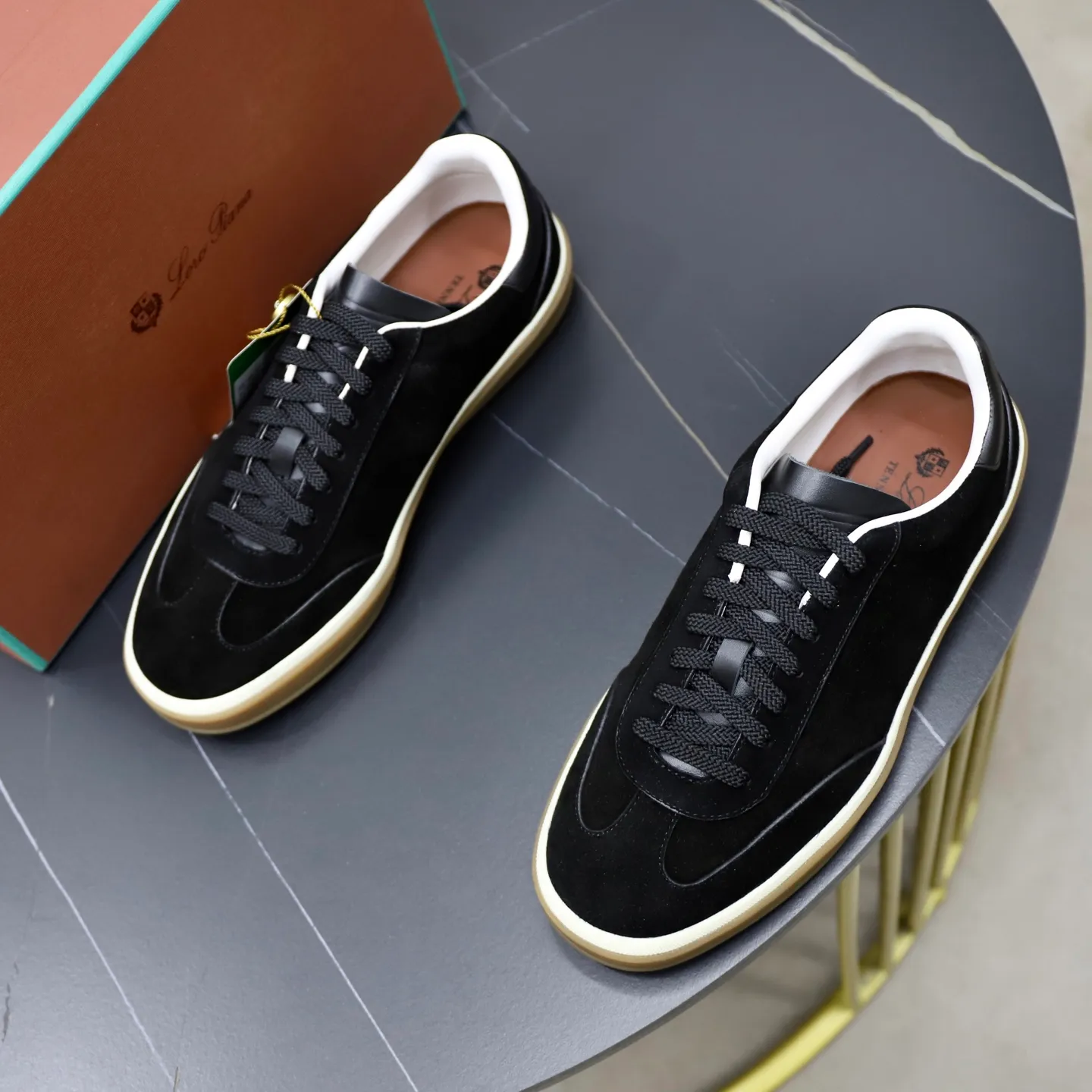 Ex-factory price: 560💰Loro Riana men’s moral training sneakers! Made from high-quality materials and designed in a low-cut silhouette, it offers an elegant and stylish look that's suitable for year-round wear. The unique double-layer sole aesthetic design, caramel cup-shaped outsole is decorated with off-white rubber trim, creating an attractive color combination. Pair with tailored pieces or jeans for a sophisticated yet casual look. The heel is decorated with soft cow leather tongue with Kummel color inserts and cotton laces with embossed LP logo. Upper: cow split suede. Lining: original thickened soft sheepskin. Size: 38-39-40-41-42-43-44 (customized in 45.46)